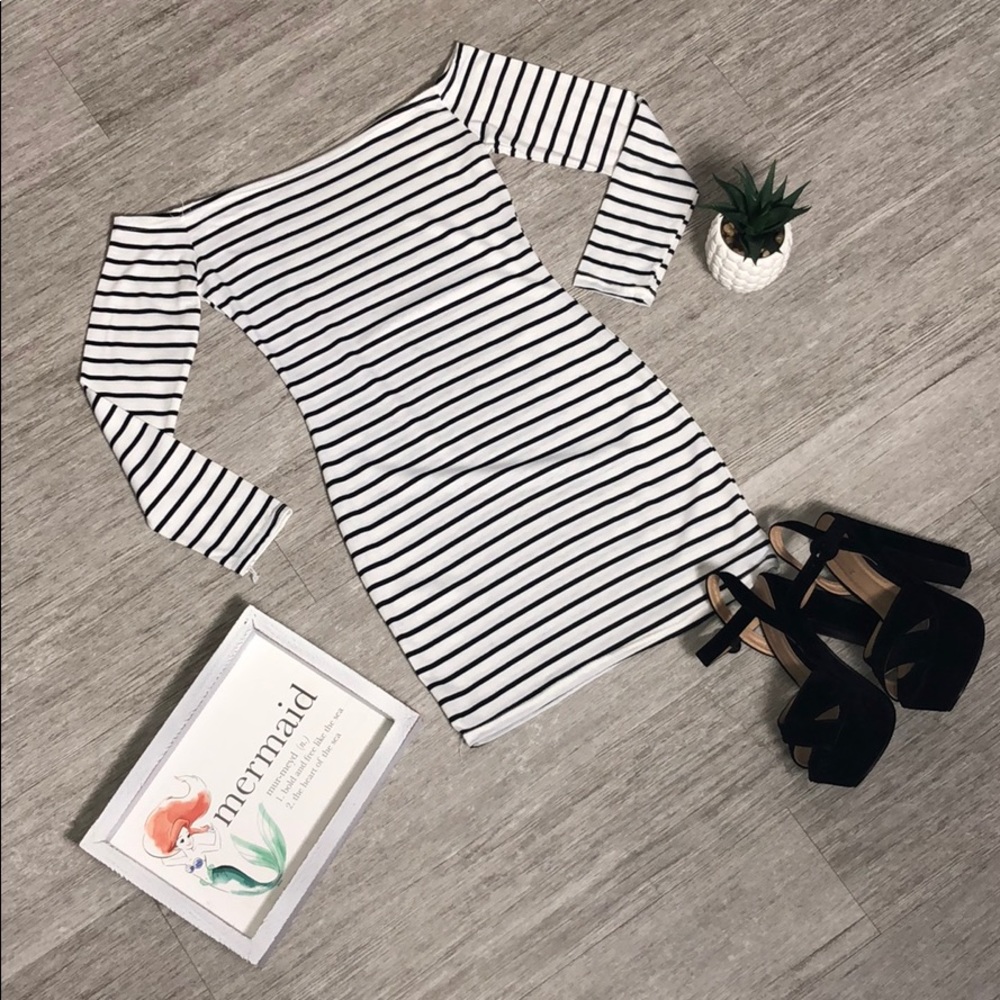 🖤Striped Off-the-Shoulder Mini Dress🖤